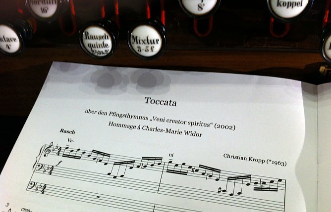 Paragraphen und Noten (Foto: privat)