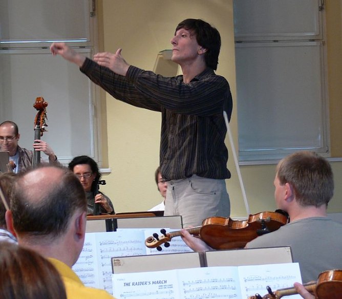 Tieje dirigiert auch Bond (Foto: Theater)