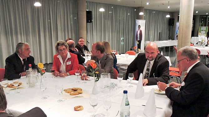 Mit Parlamentariern im Gespr&auml;ch (Foto: H.-P. Lippert)