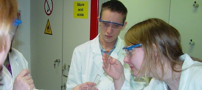 Schnuppern in der Praxis (Foto: FHN) Schnuppern in der Praxis (Foto: FHN)