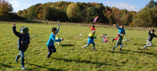 Bei traumhaftem Herbstwetter trafen sich die Hettstedter Kinder heute zu ihrem 2. Drachenfest. Es war zugleich eine Art Lauffest, denn wer nicht rennend seinen Drachen hinter sich herzog, bekam ihn erst gar nicht in die Luft. (Foto: J. Miche)