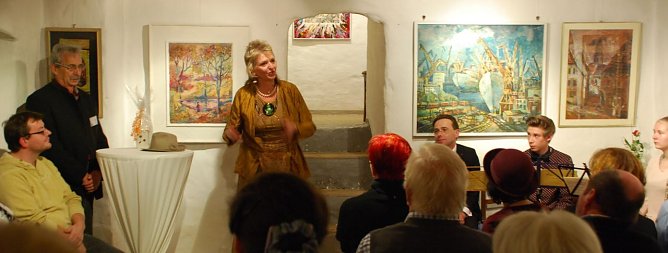 Die K&uuml;nstlerin Inge Strau&szlig; spricht &uuml;ber die Arbeit ihres Vaters Heinz Fleischmann und ihr eigenes Schaffen. Seit heute bis &uuml;ber den Jahreswechsel hinweg stellt sie im Hettstedter Kunstzuckerhut aus. (Foto: Jochen Miche)