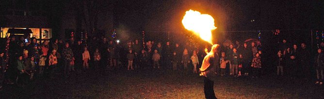 Er kann auch anders: Carsten Spira aus Mansfeld lie&szlig; die Feuerfont&auml;nen bei Bedarf auch mal in Bodenn&auml;he aufflammen - zum Riesengaudi f&uuml;r gro&szlig; und klein. (Foto: Jochen Miche)