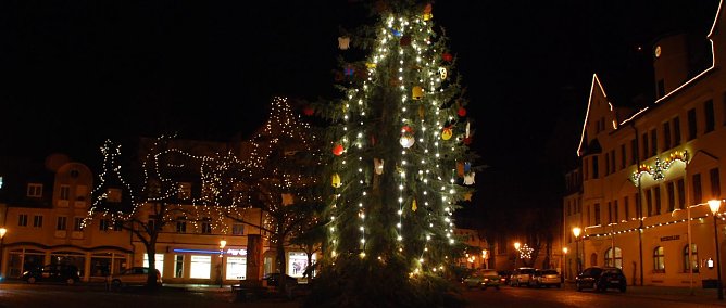Dieser Weihnachtsbaum k&ouml;nnte Geschichten erz&auml;hlen: Am 24. November wurde er in Sylda gef&auml;llt, Stunden sp&auml;ter in Hettstedt aufgebaut, am 26. November elektrifiziert und geschm&uuml;ckt, am 28. November f&uuml;r msh-online fotografiert, am Tag darauf eines Teils seiner Beleuchtung beraubt. (Foto: Jochen Miche)