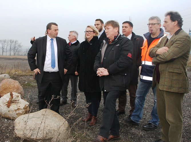 Eine Delegation der SPD-Fraktion des Landtages von Sachsen-Anhalt besuchte den Rohmontanwachshersteller Romonta in Amsdorf. In den Gespr&auml;chen ging es um moderne Technologien und die St&auml;rkung des Standortes. (Foto: Privat)