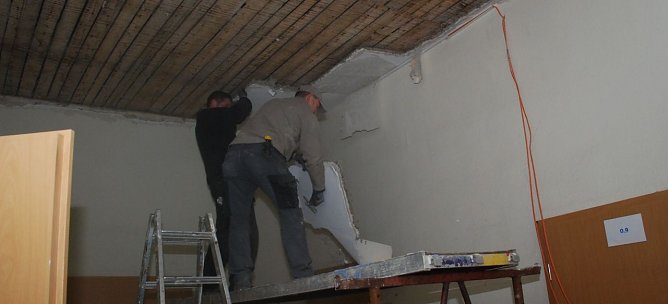 Nicht alles kam nach unten. Was noch an der Decke h&auml;ngt, wird entfernt.  (Foto: Jochen Miche)