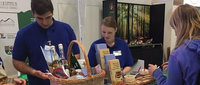 Tobias Fritzsche und Alexandra B&ouml;ttger vom Ziegenhof Pfeiffhausen stellen neue und bew&auml;hrte Produkte vor. Gute Kritiken bekam auch ein neues Produkt, das aus Joghurt und Malzit besteht. (Foto: Cathleen Scheiner)