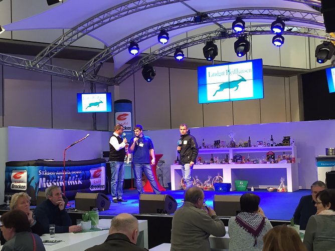 Steffen Heuseler interviewte Tobias Fritzsche von Ziegenhof Pfeiffhausen f&uuml;r die Besucher der Gr&uuml;nen Woche und Radio Brocken. Das Publikum kam, sah, h&ouml;rte, kostete und lobte. (Foto: Cathleen Scheiner)