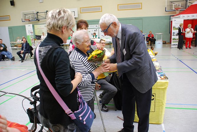 So kennt man Hans-Georg Schmitt: als r&uuml;hrigen Organisator von Seniorenforen wie diesem am 20. Oktober 2015 in Eisleben und als jemanden, der auch seine Mitstreiter nie verga&szlig;, wie die 88-j&auml;hrige Aselebenerin Marianne Christians, die er f&uuml;r ihr treues Wirken im Kreisseniorenrat Mansfeld-S&uuml;dharz ehrte. (Foto: Jochen Miche)