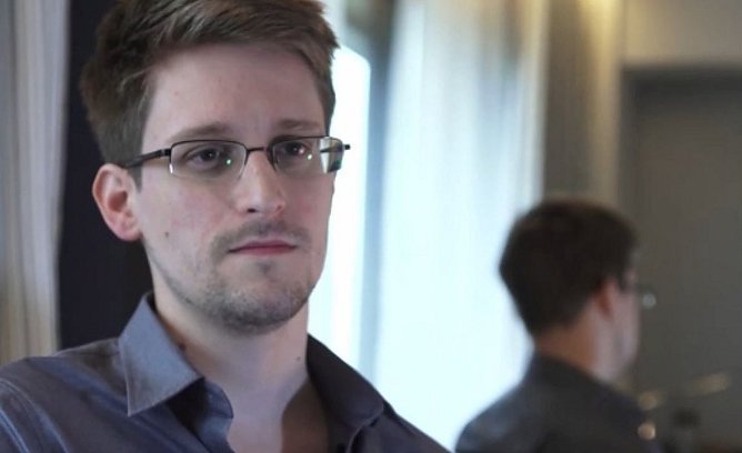 Edward Snowden ver&auml;nderte die Welt durch eine mutige Tat, zu der ihm sein Gewissen geraten hat. Daf&uuml;r droht ihm in den USA ein Prozess und eine hohe Strafe. Der Dokumentarfilm &uuml;ber ihn erhielt drei Oscars. (Foto: Rechteinhaber: Piffl Medien)
