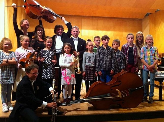 Mitglieder des Kinderzeichenkurses bei ihrem Besuch des Lohorchesters Sondershausen. (Foto: Fred B&ouml;hme)