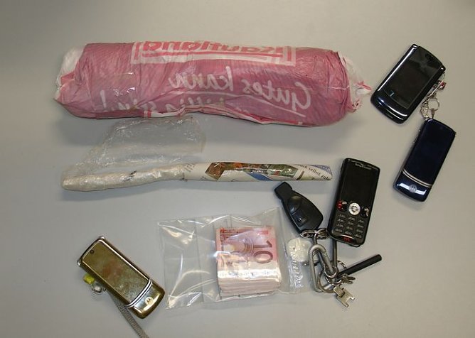 Drogen und weitere Untensilien (Foto: Polizei) Drogen und weitere Untensilien (Foto: Polizei)