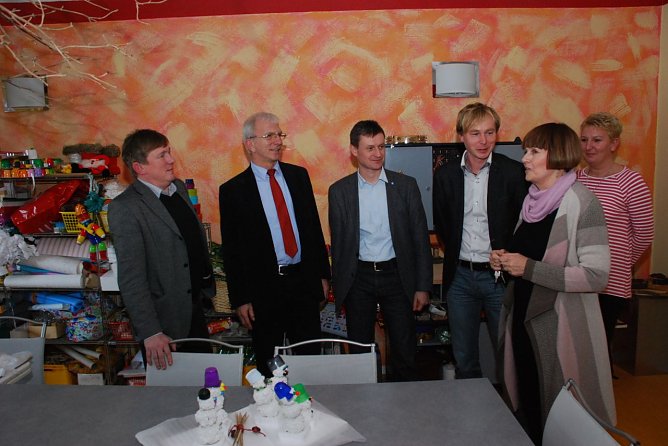 Elvira Speidel (2. v. r.) und Kathrin Koch (r.) zeigten den Besuchern auch das Bastelzimmer des Kinder- und Jugendhauses Am Wolfstor. Im Bild von links: Norbert Born, Norbert Bischoff, Mike K&uuml;nzel und Sven Vogler. (Foto: Jochen Miche)