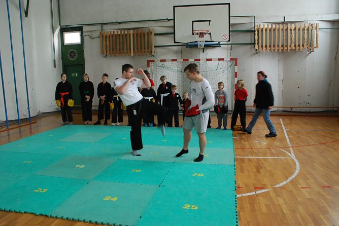Heute war nur eingeschr&auml;nktes Training auf der alten Matte mit den Kindern m&ouml;glich. Im Bild: Marvin und Tobias zeigen eine Fu&szlig;technik. (Foto: Jochen Miche)