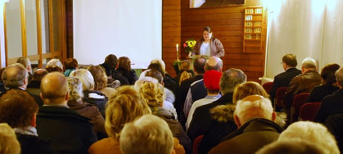 Gottesdienst am heutigen Sonntag in der Hettstedter Kirche St. Jakobi. Am Pult: Kathrin Cuck, Vorsitzende des Gemeindekirchenrates. (Foto: Jochen Miche)