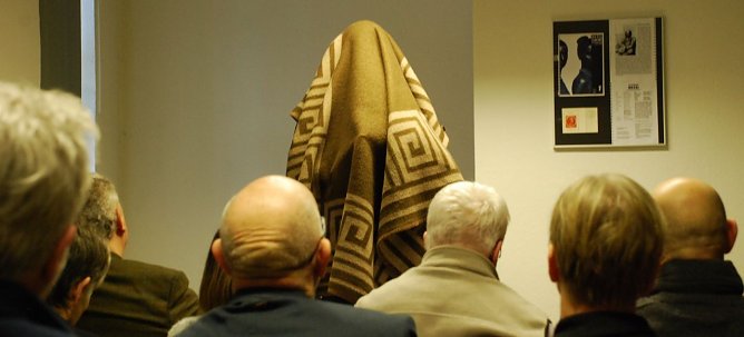 Eine Stadt verleugnet ihren Sohn, wie er einst sie verleugnet hat? Private Spekulationen zu dieser Inszenierung von Andreas Ricci im Spengler-Museum Sangerhausen. (Foto: Jochen Miche)