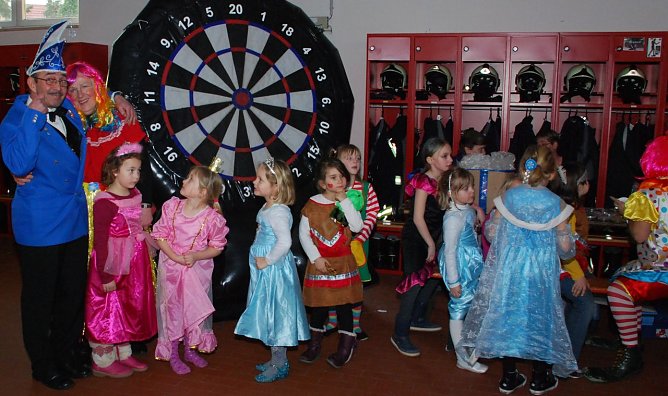 Wer hat sich denn da am Schminkstand mit eingereiht und kuschelt mit dem Chef des Eisleber Karnevalsvereins, Ingo Zeidler? Ja, sie ist es: Eislebens Oberb&uuml;rgermeisterin Jutta Fischer. (Foto: Jochen Miche)