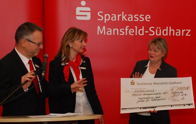 Scheck&uuml;bergabe, ein guter Grund zur Freude. Im Bild: Kreissparkassenchef Hans Ulrich Weiss, Hettstedts neue Filialleiterin Susann Eisenschmidt und Schulleiterin Iris Gaertner. (Foto: Jochen Miche)