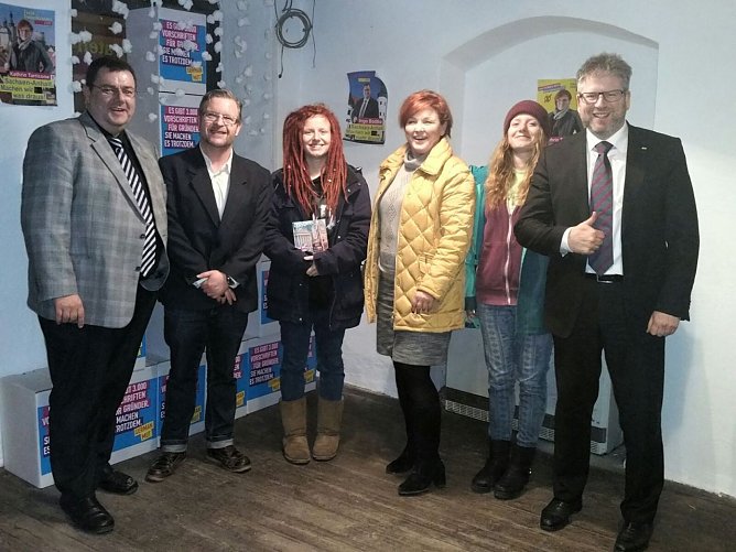 Ronja und Frauke Rieger (2. und 4. v. r.) reisen als Dank f&uuml;r &uuml;berragende ehrenamtliche Leistungen neben ihrem eigenen schulischen Programm f&uuml;r eine Woche nach London. Der FDP-Ortsverband Hettstedt spendierte es, da hier die Meinung herrscht: Wer Verantwortung &uuml;bernimmt, wird belohnt. (Foto: Privat)