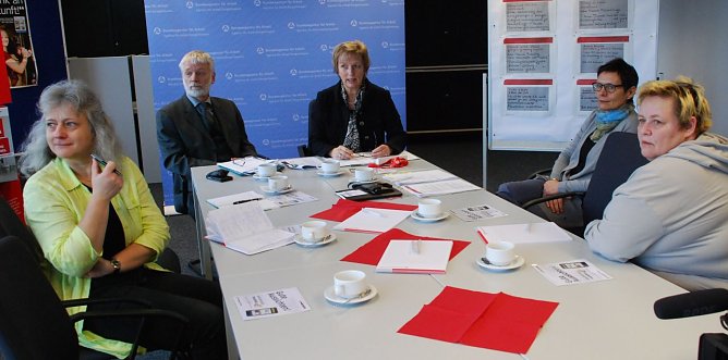 Pressegespr&auml;ch in der Agentur f&uuml;r Arbeit: Da wird selbst die spannendste Statistik zur Nebensache, wenn am Sangerh&auml;user Himmel ein wundersch&ouml;ner Regenbogen auftaucht. (Foto: Jochen Miche)