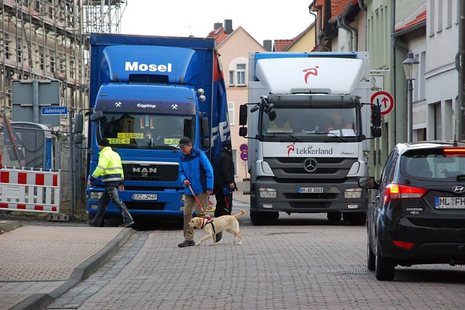Morgen und &uuml;bermorgen darf jeder einen Bogen um das Hettstedter Jobcenter (links im Bild) machen. Wegen der Bauma&szlig;nahmen wird der Freimarkt gesperrt und eine Umleitung &uuml;ber den Markt eingerichtet. Das Entscheidende aber bleibt allen Freunden des guten Geschmacks erhalten: die Zufahrt zum Th&uuml;ringer-R&ouml;ster-Stand bei Feinkost Bieder. (Foto: Jochen Miche)