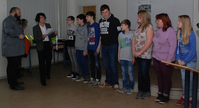 Andreas Hitze, Projektkoordinator der Landesverkehrswacht, und Landr&auml;tin Dr. Angelika Klein &uuml;berreichten den acht M&auml;dchen und Jungen die Best&auml;tigungen, dass sie als Schulweghelfer geschult und gepr&uuml;ft worden sind. (Foto: Jochen Miche)