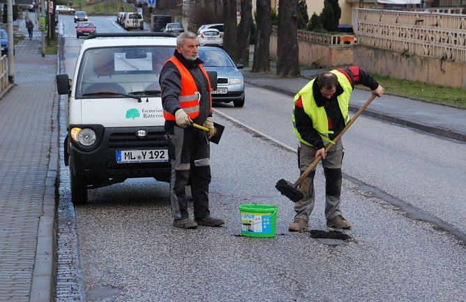 G&uuml;nter Schulze (links) und Ren&eacute; Freist reparierten heute zahlreiche Hettstedter Stra&szlig;en. (Foto: Jochen Miche)