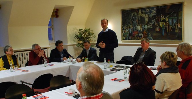 Der Europaabgeordnete Arne Lietz (stehend) neben dem Landtagsabgeordneten des Mansfelder Landes, Norbert Born (rechts) im Eisleber Hotel "Graf von Mansfeld". (Foto: Jochen Miche)