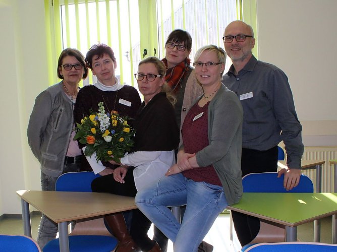 Lehrer und Praxisanleiter des Bildungszentrums mit Klinikgesch&auml;ftsf&uuml;hrer Dr. Andreas Lehmann (Foto: HELIOS)