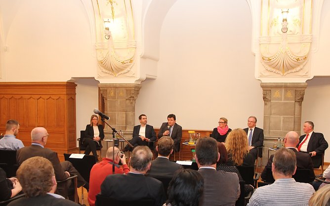 Diskussionsforum zur Landtagswahl 2016: F&uuml;hrende Parteienvertreter diskutieren in der IHK Halle-Dessau wirtschaftspolitische Fragen. Von links nach rechts: Prof. Dr. Claudia Dalbert (B&uuml;ndnis 90/Die Gr&uuml;nen), Frank Sitta (FDP), Prof. Dr. Thomas Brockmeier (IHK-Hauptgesch&auml;ftsf&uuml;hrer), Katrin Budde (SPD), Ministerpr&auml;sident Dr. Reiner Haseloff (CDU), Dr. Frank Thiel (Die Linke). (Foto: IHK Halle-Dessau)