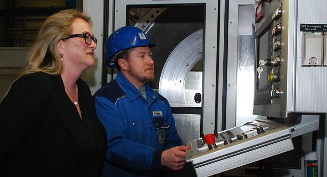 In einer Werkhalle der Mansfeld Anlagenbau und Umwelttechnik AG. Katrin Budde und Ren&eacute; Mangold im F&uuml;hrerstand der Zerspanung. (Foto: Jochen Miche)