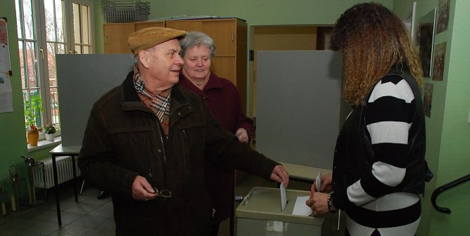 Auch in Eisleben waren bis Mittag &uuml;berdurchschnittlich viele Menschen w&auml;hlen. Hier im Wahllokal in der Kindertagesst&auml;tte Haus "Sonnenschein" in der Eisleber Fr&ouml;belstra&szlig;e. An der Wahlurne die Erzieherin Silvia F&uuml;chsel. (Foto: Jochen Miche)