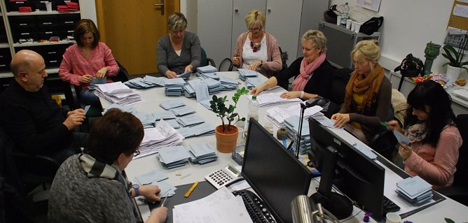 Nach 18 Uhr begann in der Kreisverwaltung Mansfeld-S&uuml;dharz in Sangerhausen das Ausz&auml;hlen der Briefwahlunterlagen. Hier ein Blick in den Wahlraum "Briefwahlvorstand 03 Mansfelder Grund - Helbra" gegen 19 Uhr, als die Mitarbeiter noch alle H&auml;nde voll zu tun hatten. (Foto: Jochen Miche)