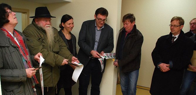 Geschafft! Die Rettungswache in Klostermansfeld ist nun auch offiziell &uuml;bergeben. Im Bild von links: Landr&auml;tin Dr. Angelika Klein, B&uuml;rgermeister Uwe Tempelhof, die stellvertretende Leiterin des Eigenbetriebs Rettungsdienst, Peggy Junghans, der &Auml;rztliche Leiter des Rettungsdienstes, Dr. Mathias Rudzki und die langj&auml;hrigen Landtagsabgeordneten Norbert Born (SPD) und Eduard Jantos (CDU). (Foto: Jochen Miche)