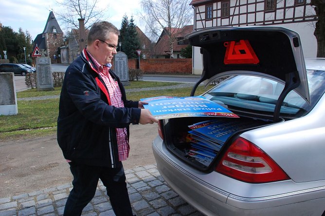 Selbst ist der Mann: Der absolute Wahlsieger im Mansfelder Land, Jens Diederichs, war auch gestern unterwegs, um die Wahlplakate seiner Partei, der AfD, in der Orten abzuh&auml;ngen. Hier in Bornstedt kam er mit etlichen Leuten ins Gespr&auml;ch, denen er ganz pers&ouml;nlich dankte f&uuml;r das ihm am Wahlsonntag erteilte Vertrauen. In Bornstedt holte er 39,6 Prozent der W&auml;hlerstimmen. (Foto: Jochen Miche)