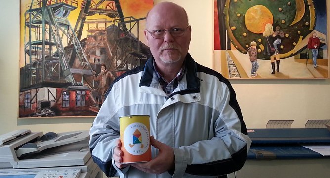 Andreas Pick von der Budovereinigung Mansfelder Land mit einer der f&uuml;nf Spendendosen, in denen in Hettstedt Geld f&uuml;r das Kinderhospiz am halleschen Elisabethkrankenhaus gesammelt wird. (Foto: Claudia Franke)