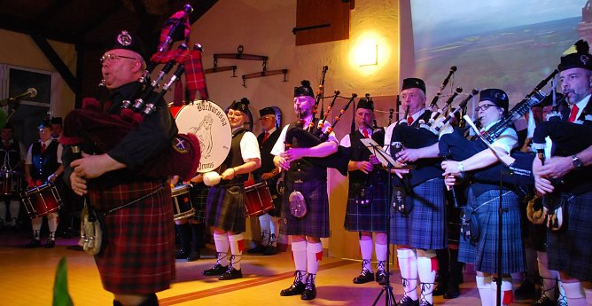 Sind in diesem Jahr wieder mehrfach in der &Ouml;ffentlichkeit zu erleben: die "Barbarossa Pipes & Drums". So unter anderem am 18. Juni am Kyffh&auml;user-Denkmal, am 26. Juni beim Berg- und Rosenfest in Sangerhausen und im September beim Sachsen-Anhalt-Tag in Sangerhausen. (Foto: Jochen Miche)