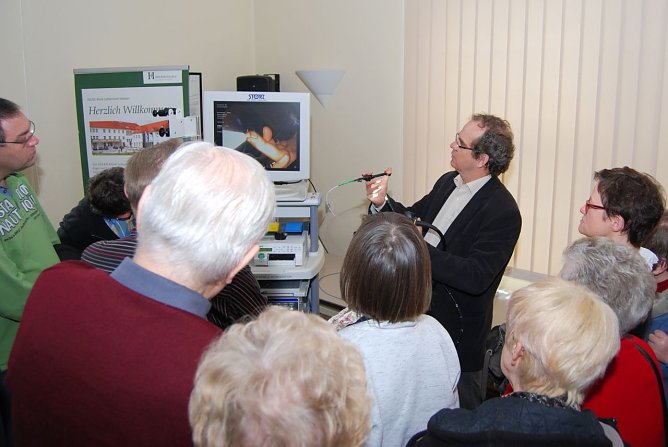 Demonstration einer Polypentfernung. (Foto: Gabriele Lakomy)