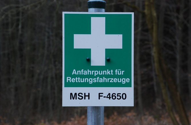 Diese Schilder k&ouml;nnen Leben retten. Denn sie stehen an Orten, wo Handyempfang, also ein Notruf m&ouml;glich ist. Und sie enthalten f&uuml;r die Rettungskr&auml;fte unverzichtbare Informationen, um den Verletzten aufzufinden. (Foto: Jochen Miche)