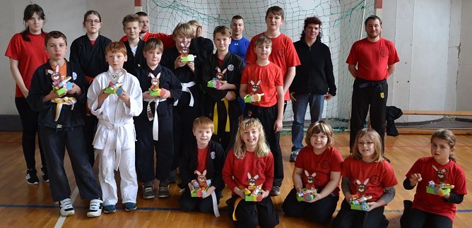Gruppenfoto mit Hasen. Heute brachte der Osterhase jedem Osterh&auml;user Kampfsportler eine kleine Oster&uuml;berraschung. (Foto: Claudia Franke)