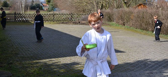 Malte hat seine Oster&uuml;berraschung gefunden. (Foto: Claudia Franke)