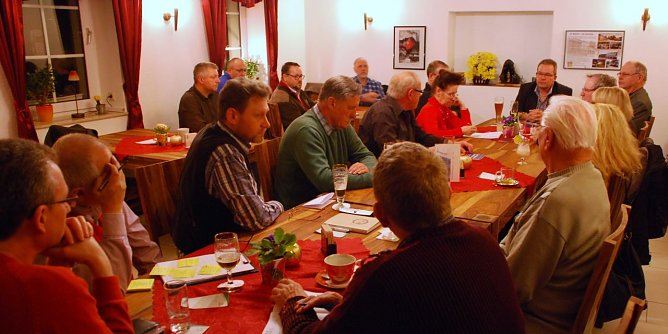 Mitglieder und Neugierige diskutierten in der ersten Versammlung des AfD-Kreisverbandes Mansfeld-S&uuml;dharz nach der Landtagswahl unter anderem &uuml;ber Schwerpunkte der Kommunalpolitik. (Foto: Jochen Miche)