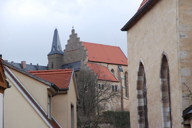 Weckt immer wieder Begehrlichkeiten: Schloss Mansfeld (hier die Schlosskirche, von der Stadtkirche St. Georg aus gesehen). Im Sommer soll hier ein ganz neues Kapitel aufgeschlagen werden: Geplant ist das erste Mansfelder Song & Slam-Festival. (Foto: Jochen Miche)