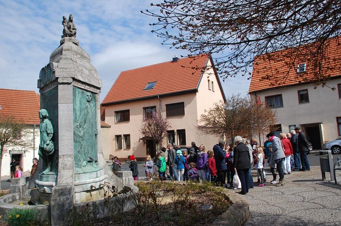 Den Lutherplatz in Mansfeld pr&auml;gt der Lutherbrunnen. Hier soll bald wieder das Wasser sprudeln. (Foto: Jochen Miche)