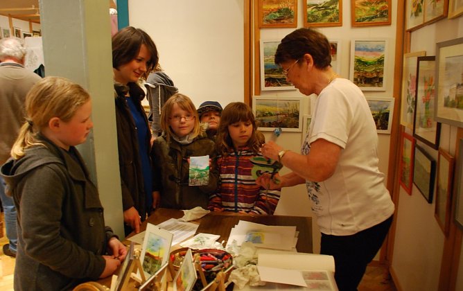 Die Kunst der "Malens mit dem B&uuml;geleisen", die Encaustik,  f&uuml;hrt in Helbra Veronika Schalich aus Oberr&ouml;blingen vor. Sie hatte viele begeisterte Zuschauer. (Foto: Jochen Miche)