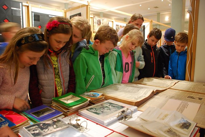 Am Stand von Lutz Hiller mit Heimatliteratur versuchten sich einige Kinder als "&Uuml;bersetzer" der alten deutsche Druckschrift oder wunderten sich &uuml;ber seltsam anmutende Brosch&uuml;rentitel. Wunderbar: Erstmals au&szlig;erhalb des Eisleber Gesch&auml;fts "Heimatbuch" konnten Menschen mal wieder in einem "Helbraer Anzeiger" lesen. (Foto: Jochen Miche)
