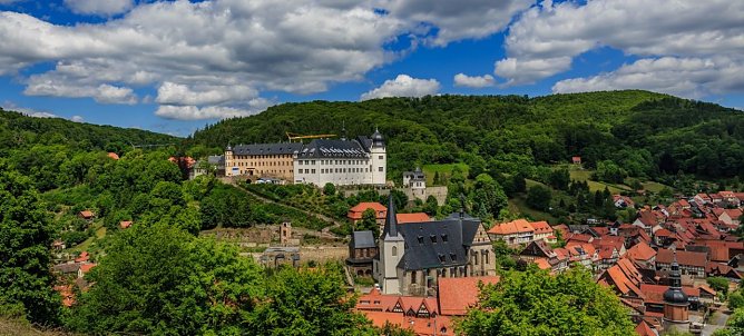Das grandios in den Harzer Mischwald gebettete Stolberg kann dank einer Initiative der Standortmarketing Mansfeld-S&uuml;dharz GmbH bald mittels Touristen-App per Handy erkundet werden. Und das Sch&ouml;nste daran: Die App ist kostenlos. (Foto: SMG/Ren&eacute; Grusche)