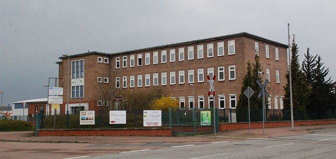 Perfekte Symmetrie kennzeichnet diese schlichte, doch wundersch&ouml;ne Backsteinarchitektur auf dem ehemaligen Helbraer Rohh&uuml;ttengel&auml;nde. Die Geradlinigkeit und Logik, welche die Proportionen der Fassade vermitteln, sind Ma&szlig;st&auml;be, an denen sich die in diesem Geb&auml;ude residierende GSG-Leitung messen lassen will. (Foto: Jochen Miche)