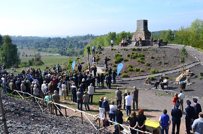 Das gesamte Umfeld des Hettstedter Maschinendenkmals ist von der GSG gestaltet worden. Es gab viel Lob f&uuml;r die erfolgreich vor dem 12. September 2015 beendeten Arbeiten. (Foto: Jochen Miche)