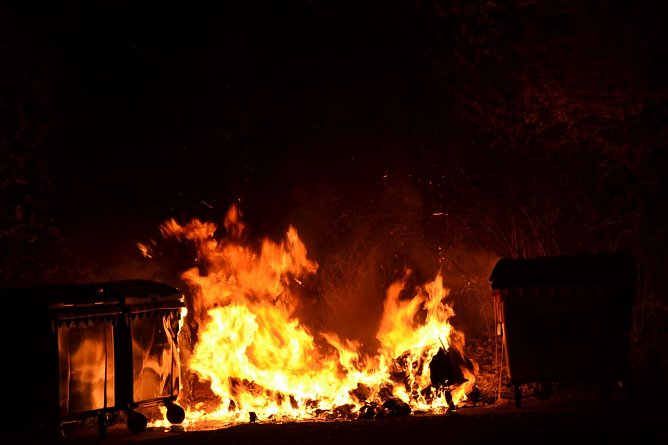 Fünf Minuten nach halb zwölf brannte bereits der zweite Rollcontainer nieder. (Foto: Jochen Miche) Fünf Minuten nach halb zwölf brannte bereits der zweite Rollcontainer nieder. (Foto: Jochen Miche)